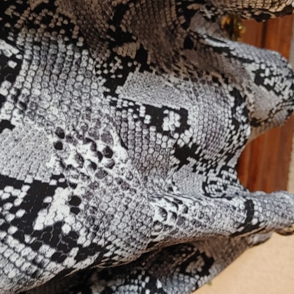 🌻Women's Joe Fresh Snakeskin Print Blouse - Picture 5 of 8